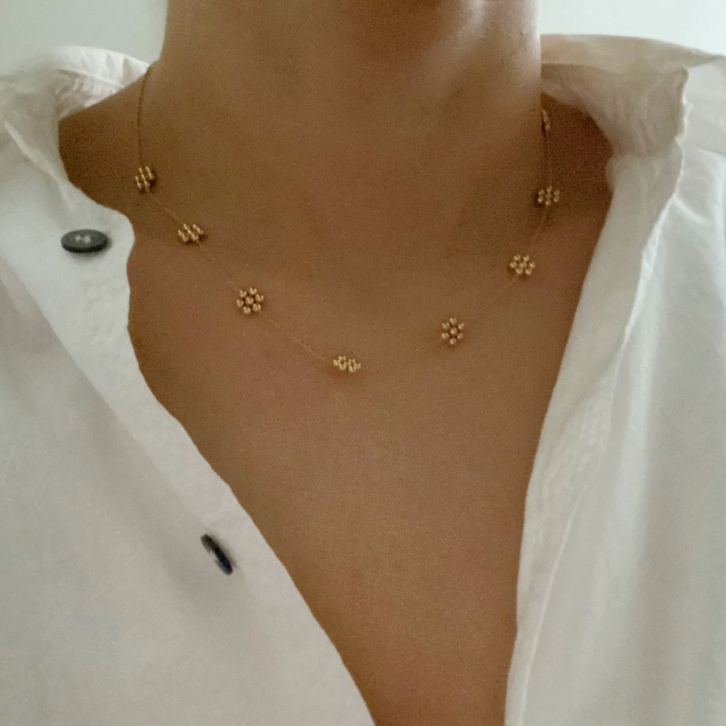 Collier en Perles Dorées avec Fleurs