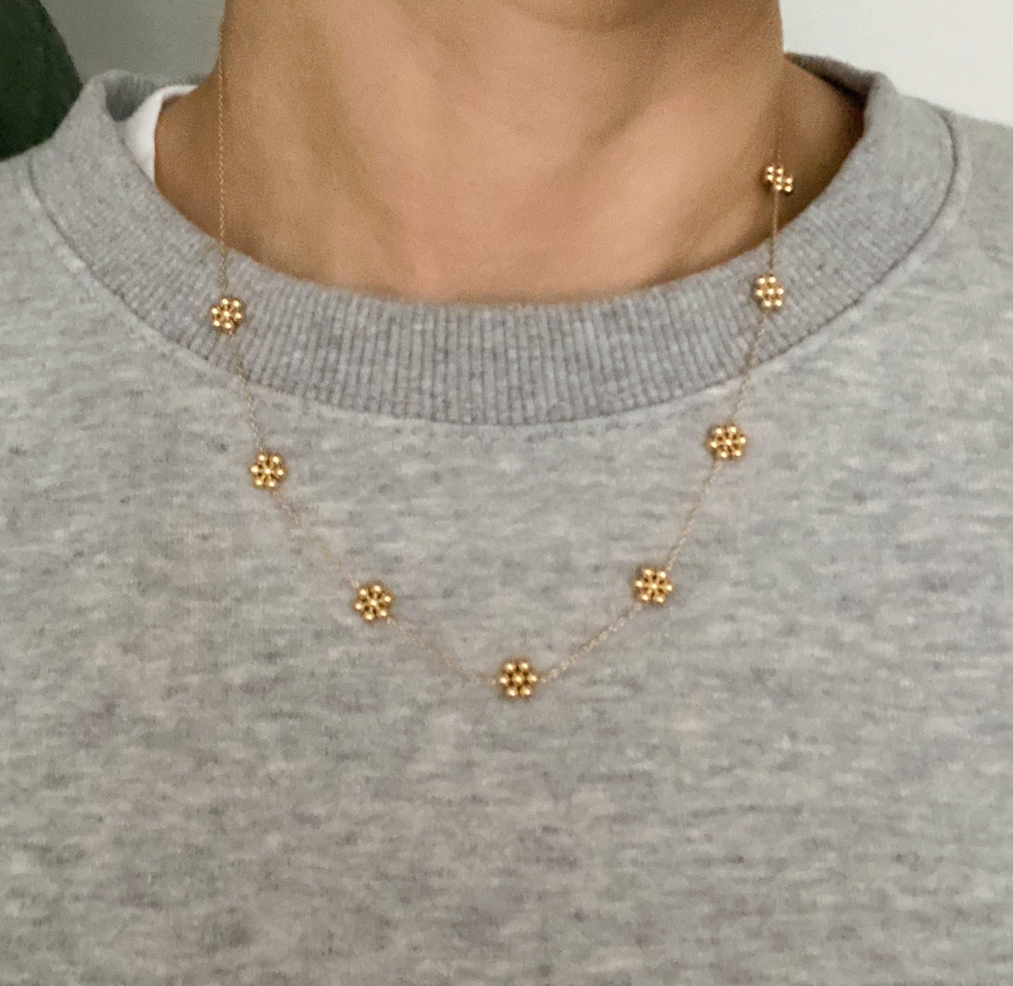 Collier en perles dorées délicates avec fleurs