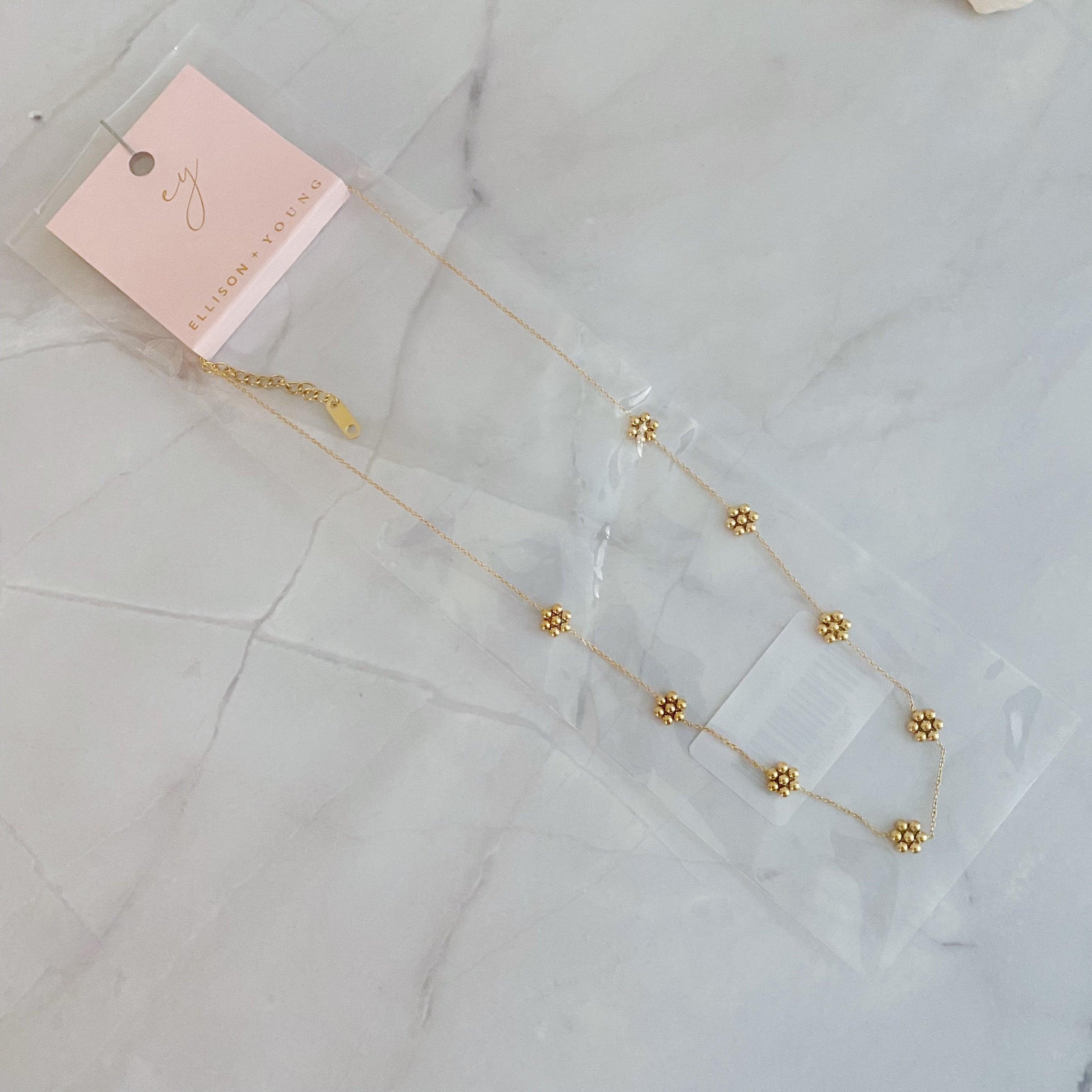 Collier en perles dorées délicates avec fleurs