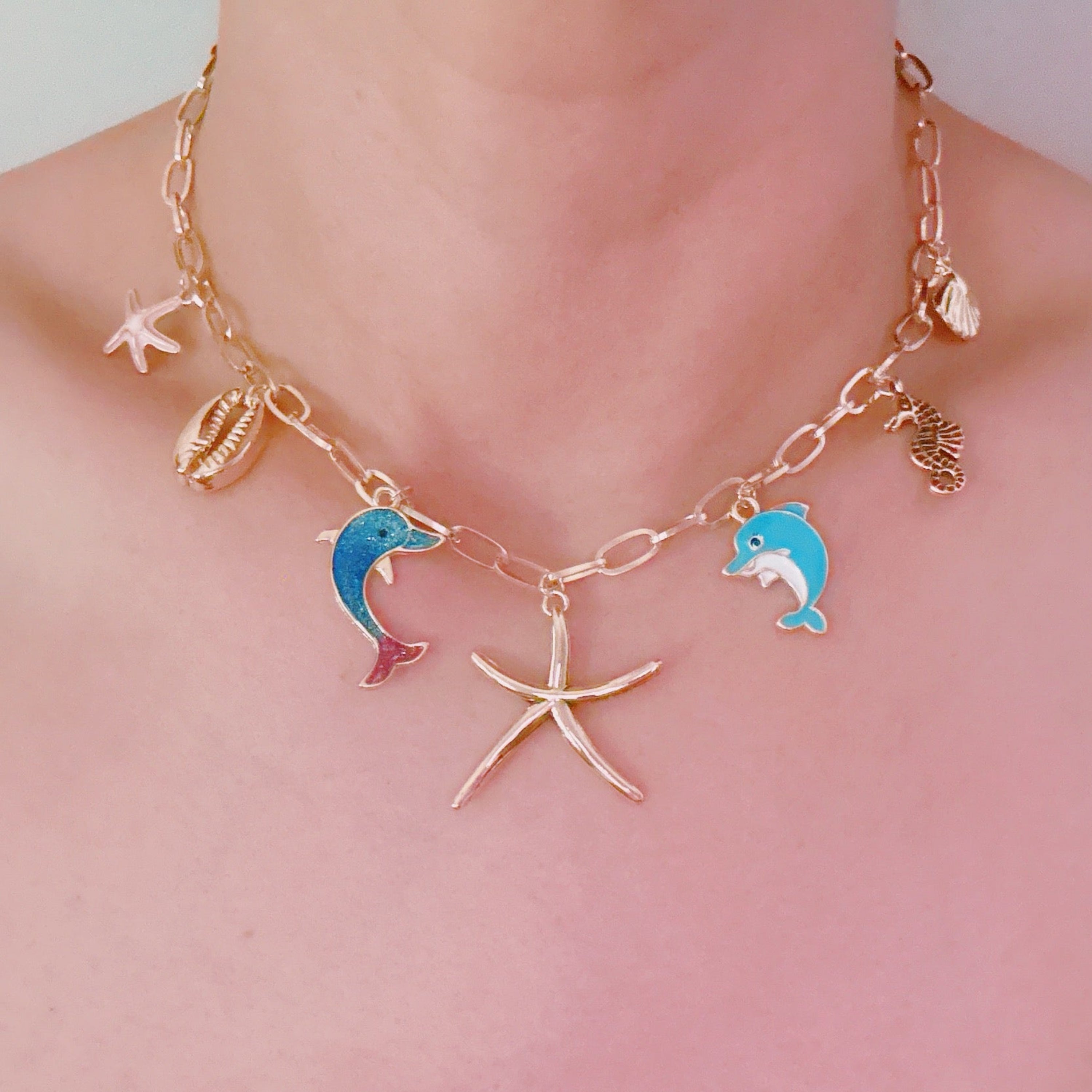 Collier Charm Océan – Dauphin, Étoile de Mer & Coquillage