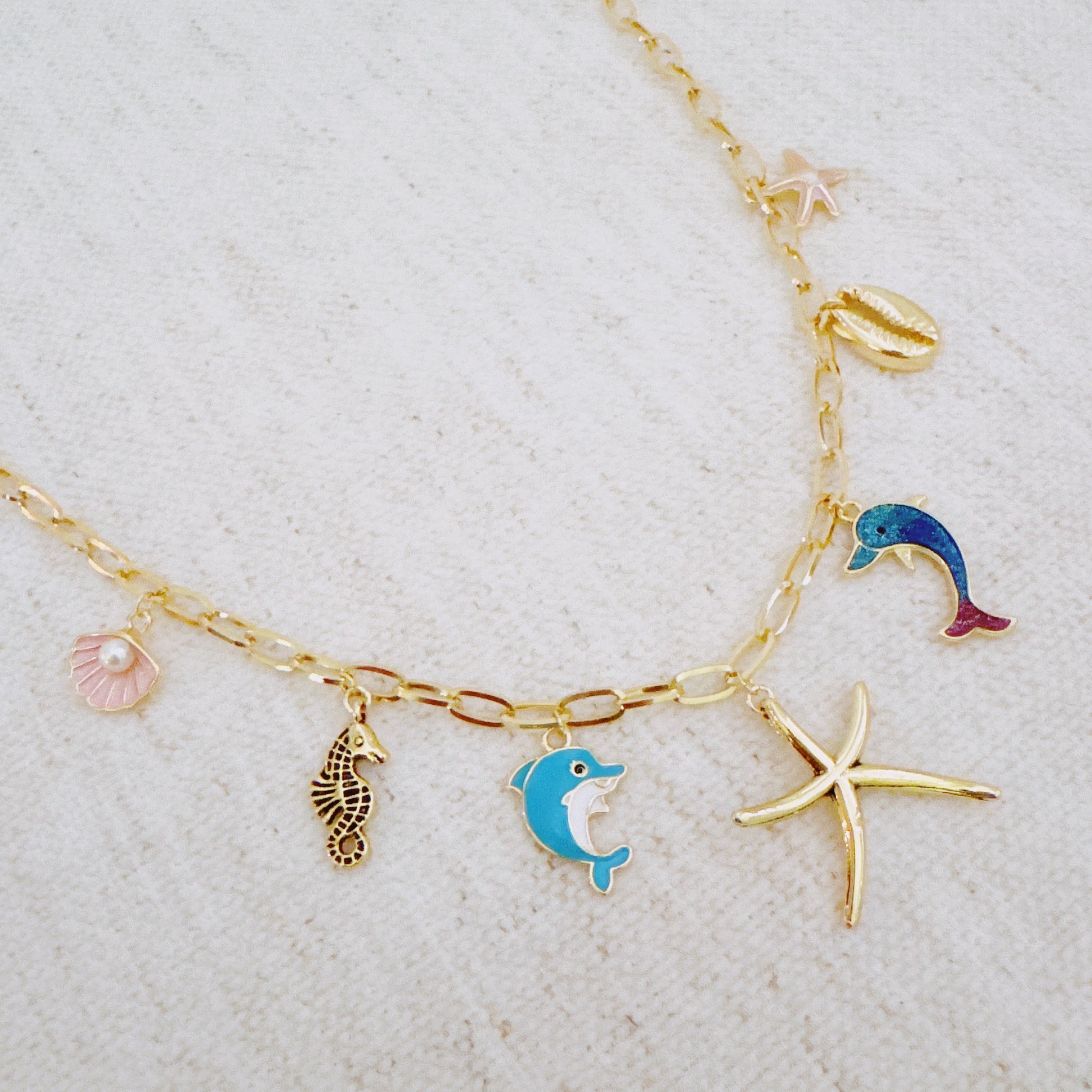 Collier Charm Océan – Dauphin, Étoile de Mer & Coquillage
