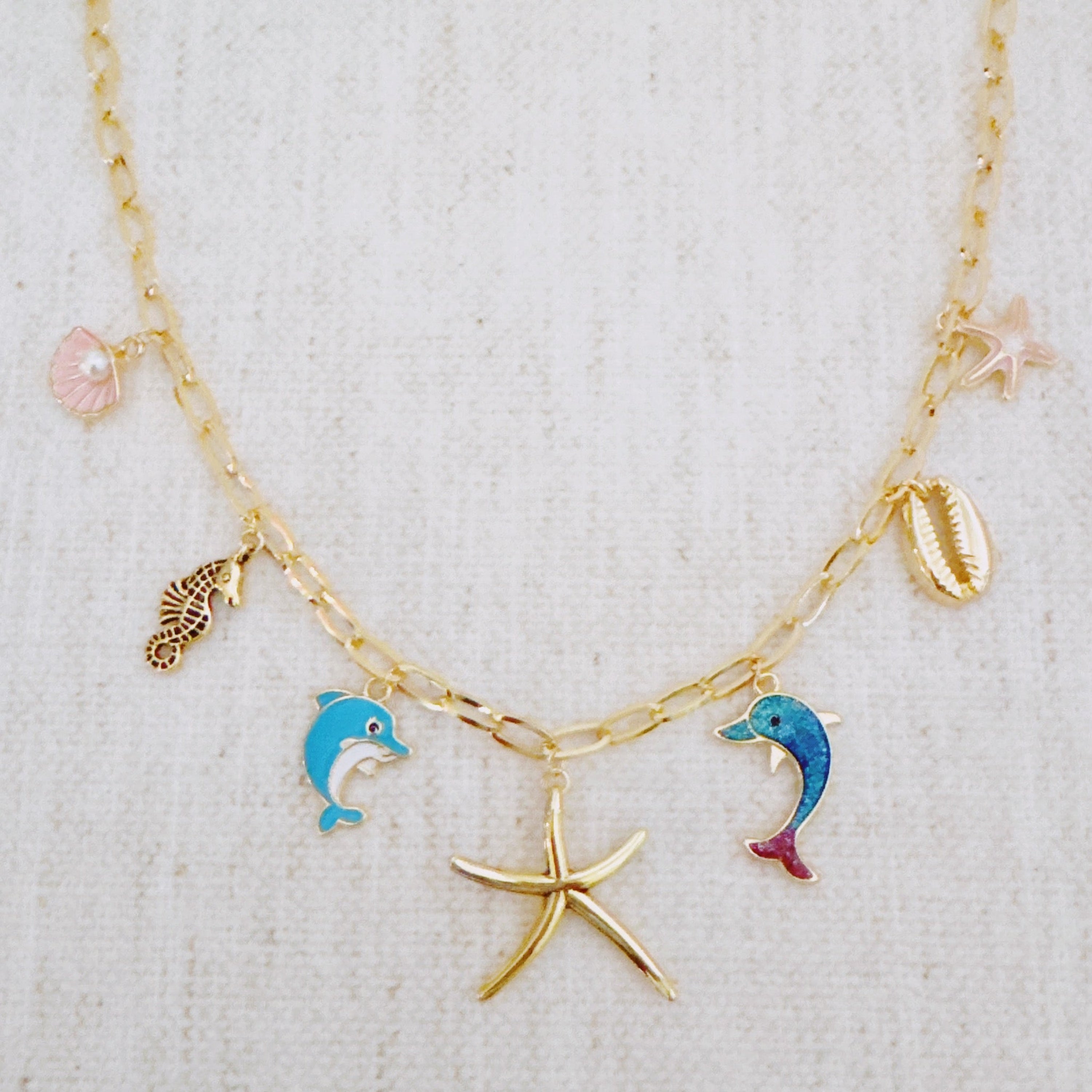 Collier Charm Océan – Dauphin, Étoile de Mer & Coquillage