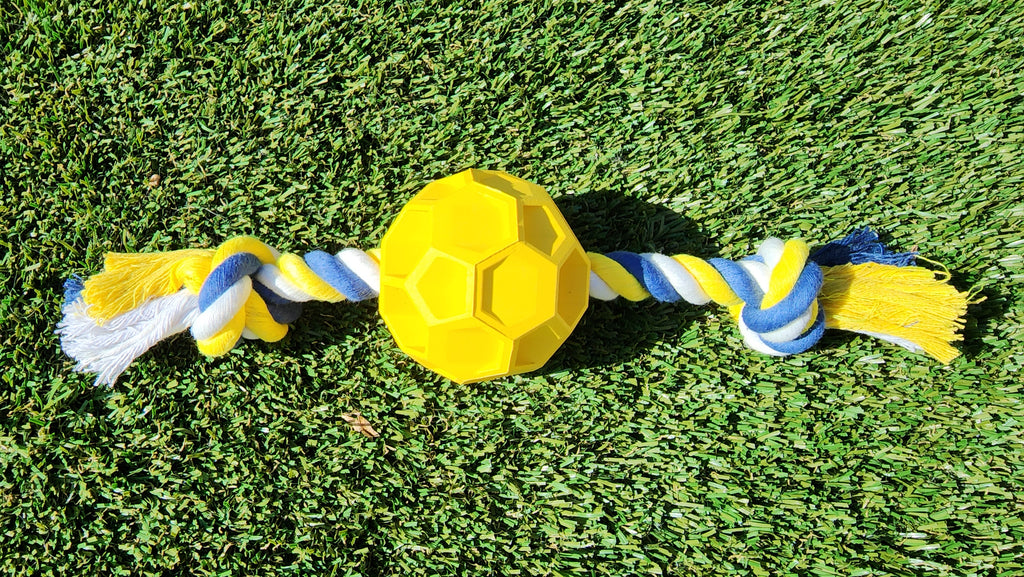 Balle de football en caoutchouc à mâcher avec corde de traction