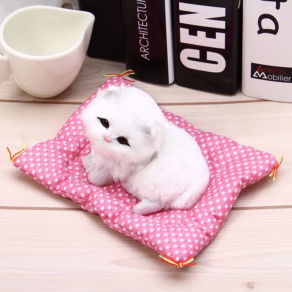 Jouet artisanal pour chat dormant avec son