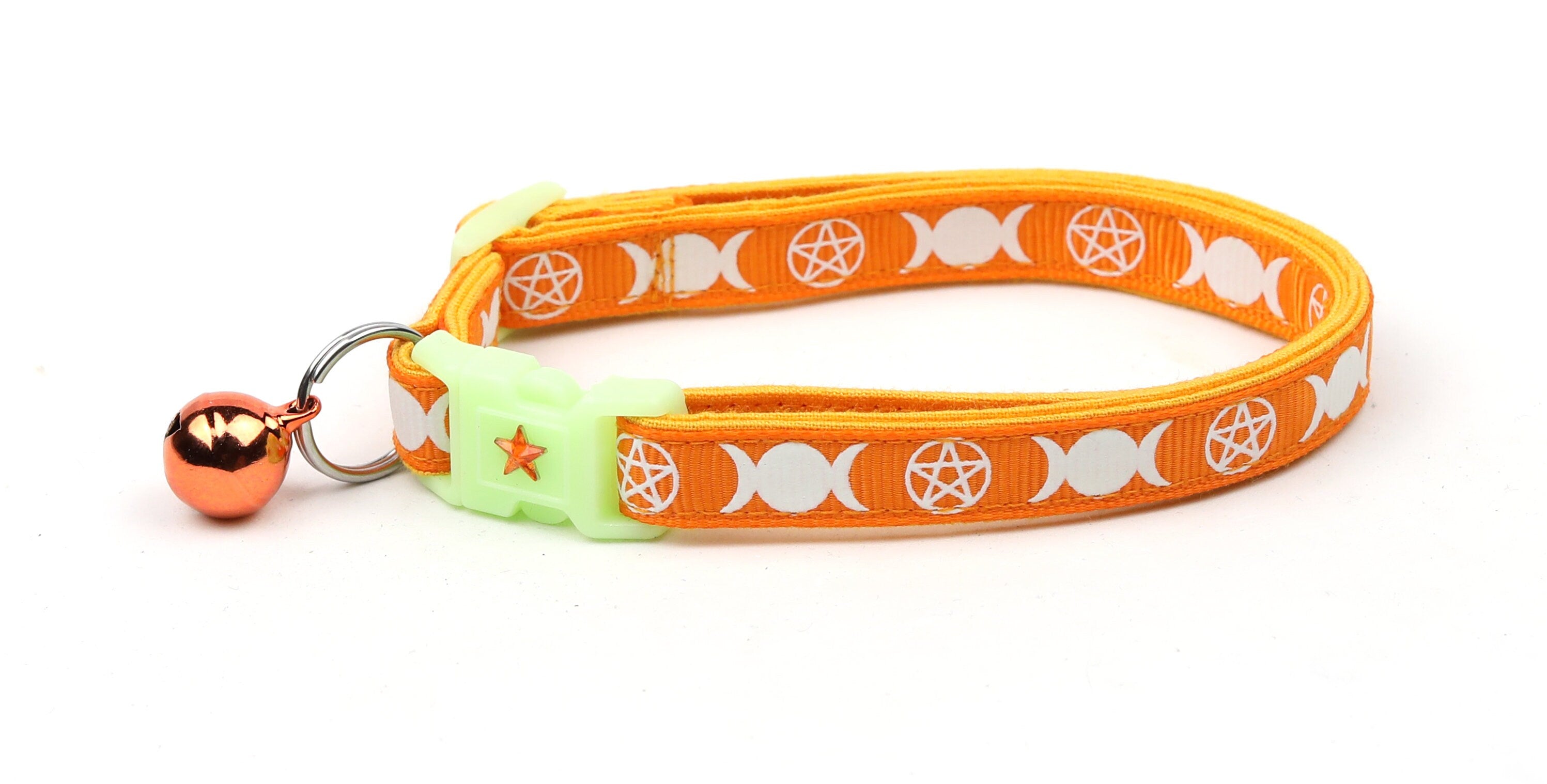 Collier de Chat Orange avec Motif de Sorcière