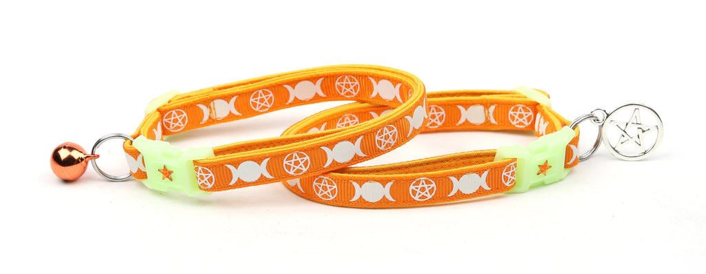 Collier de Chat Orange avec Motif de Sorcière