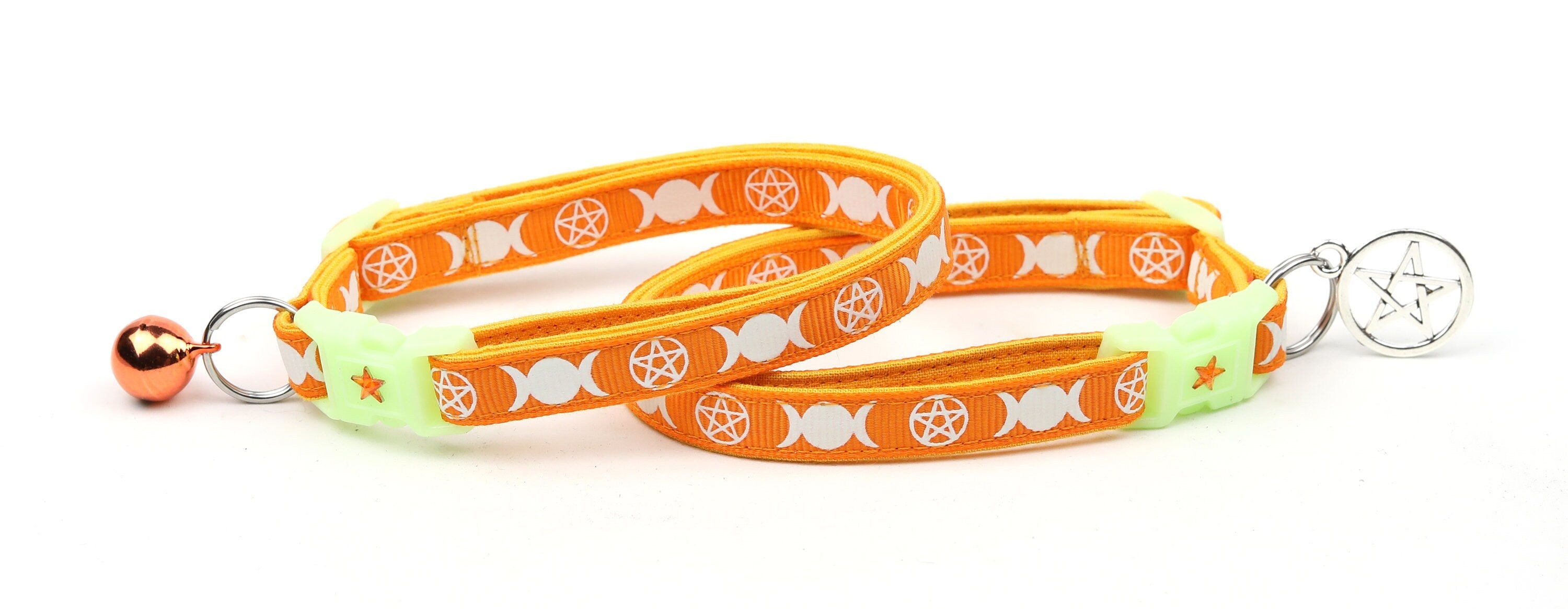 Collier de Chat Orange avec Motif de Sorcière