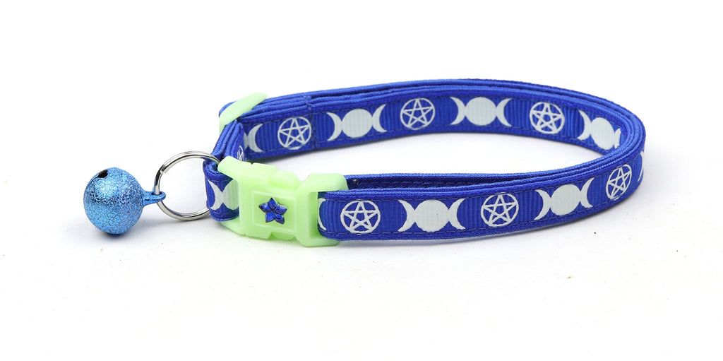 Collier de Chat Bleu Royal avec Motif de Sorcière
