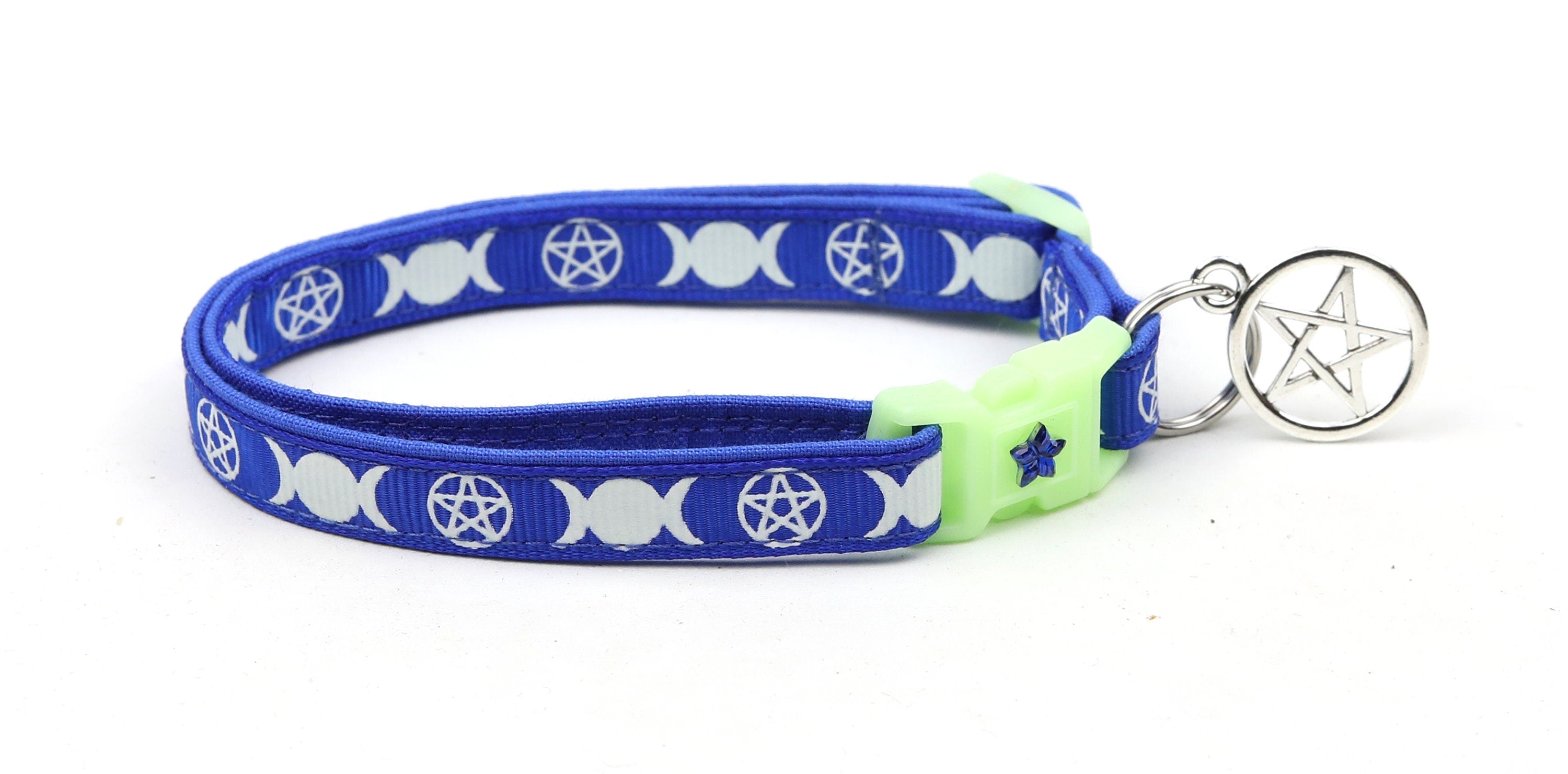 Collier de Chat Bleu Royal avec Motif de Sorcière