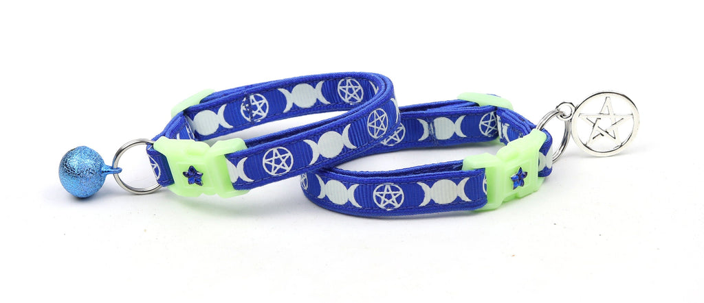 Collier de Chat Bleu Royal avec Motif de Sorcière