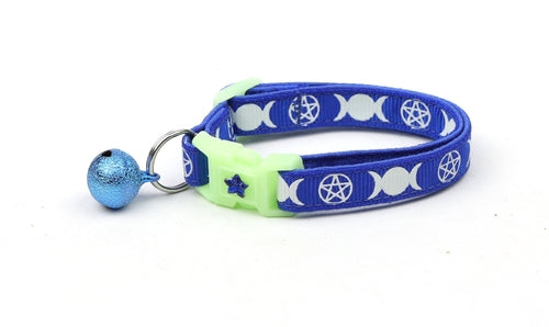 Collier de Chat Bleu Royal avec Motif de Sorcière