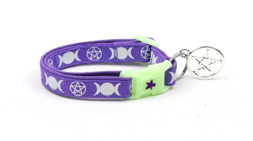 Collier pour chat violet avec le familier de la sorcière