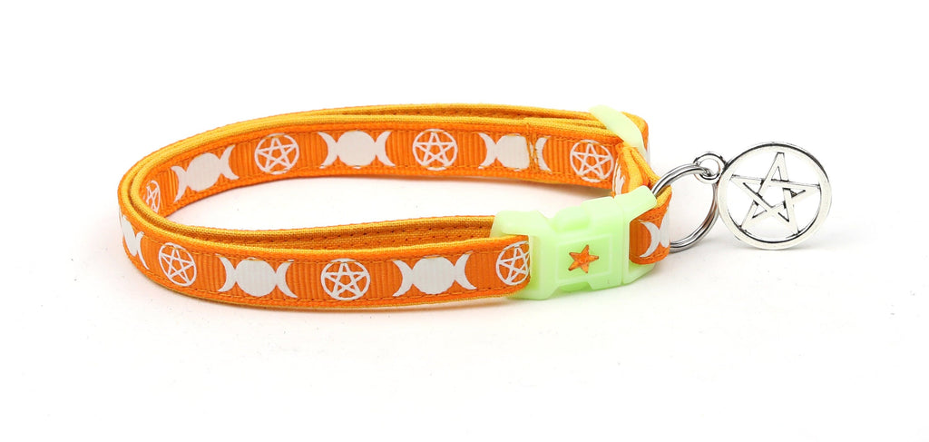 Collier de Chat Orange avec Motif de Sorcière