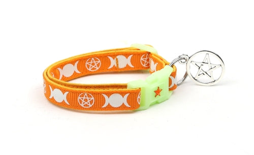 Collier de Chat Orange avec Motif de Sorcière
