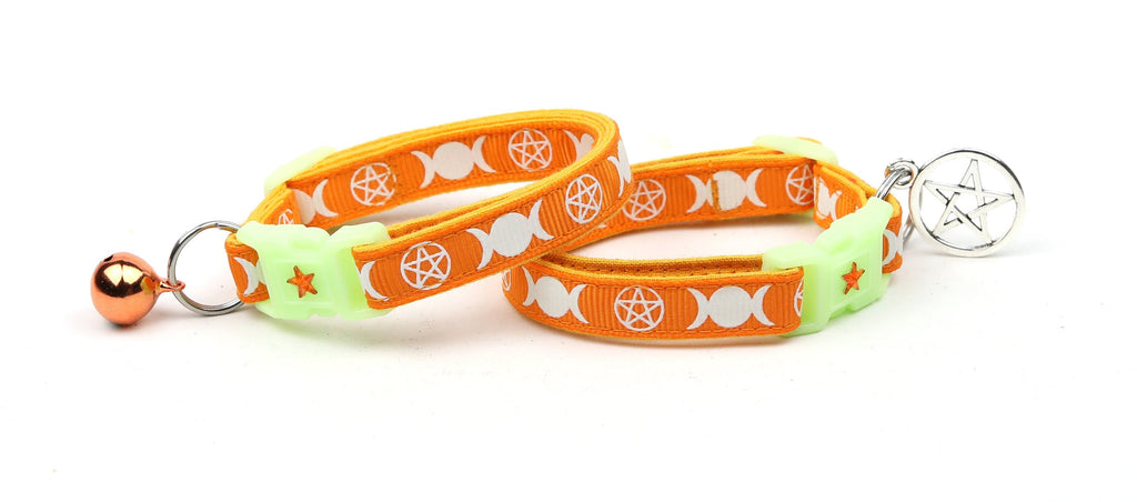 Collier de Chat Orange avec Motif de Sorcière