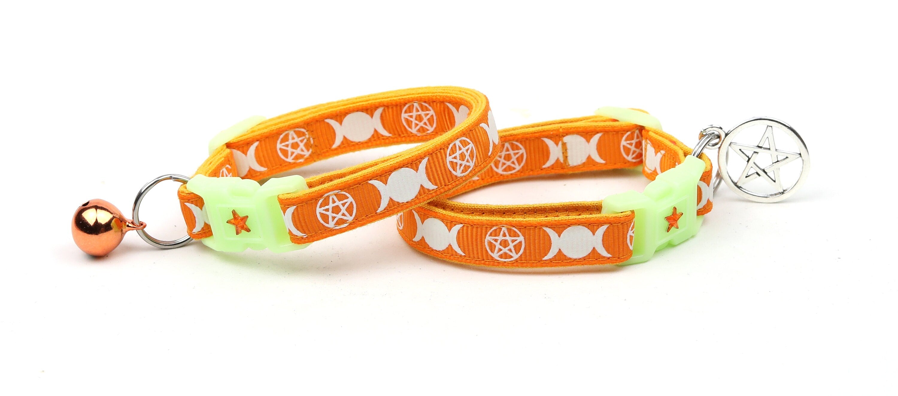 Collier de Chat Orange avec Motif de Sorcière