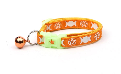 Collier de Chat Orange avec Motif de Sorcière