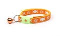 Collier de Chat Orange avec Motif de Sorcière