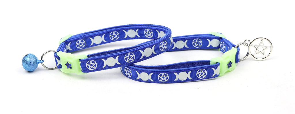 Collier de Chat Bleu Royal avec Motif de Sorcière