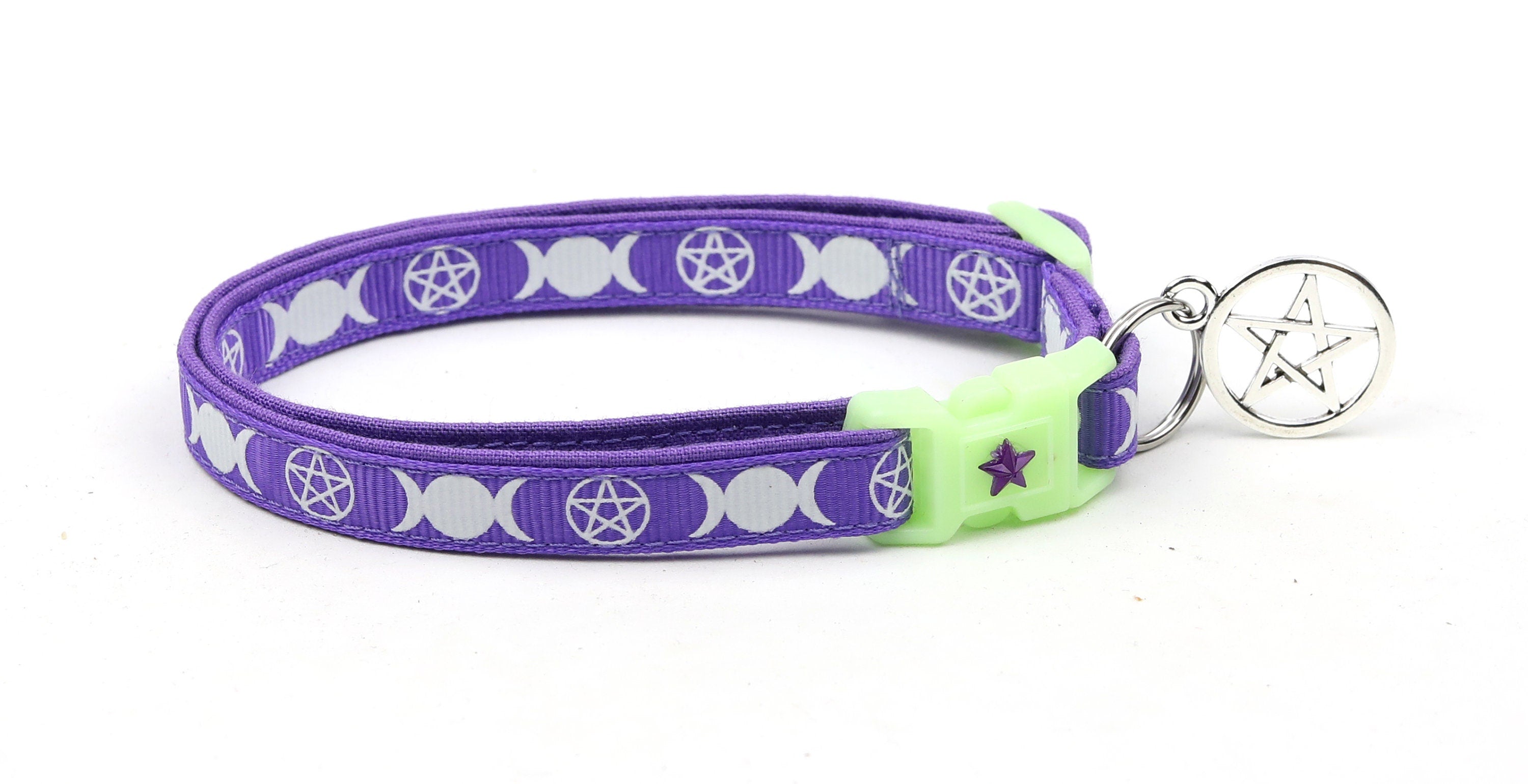 Collier pour chat violet avec le familier de la sorcière