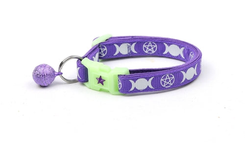 Collier pour chat violet avec le familier de la sorcière