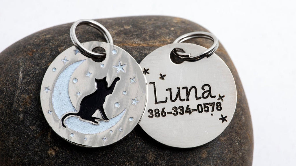 Collier pour chat violet foncé avec lunes et étoiles argentées