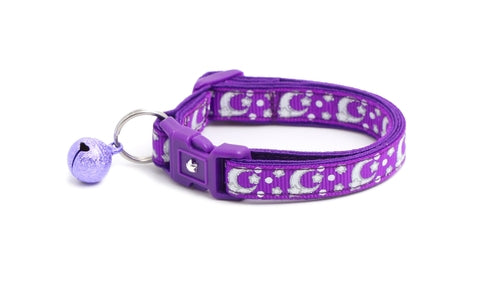 Collier pour chat violet foncé avec lunes et étoiles argentées
