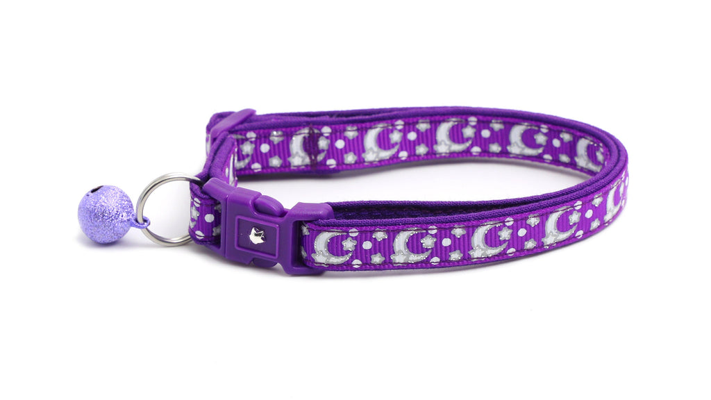Collier pour chat violet foncé avec lunes et étoiles argentées