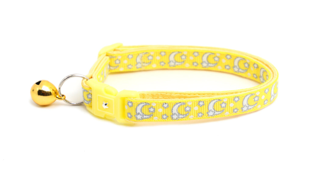 Collier pour chat jaune avec lunes et étoiles argentées