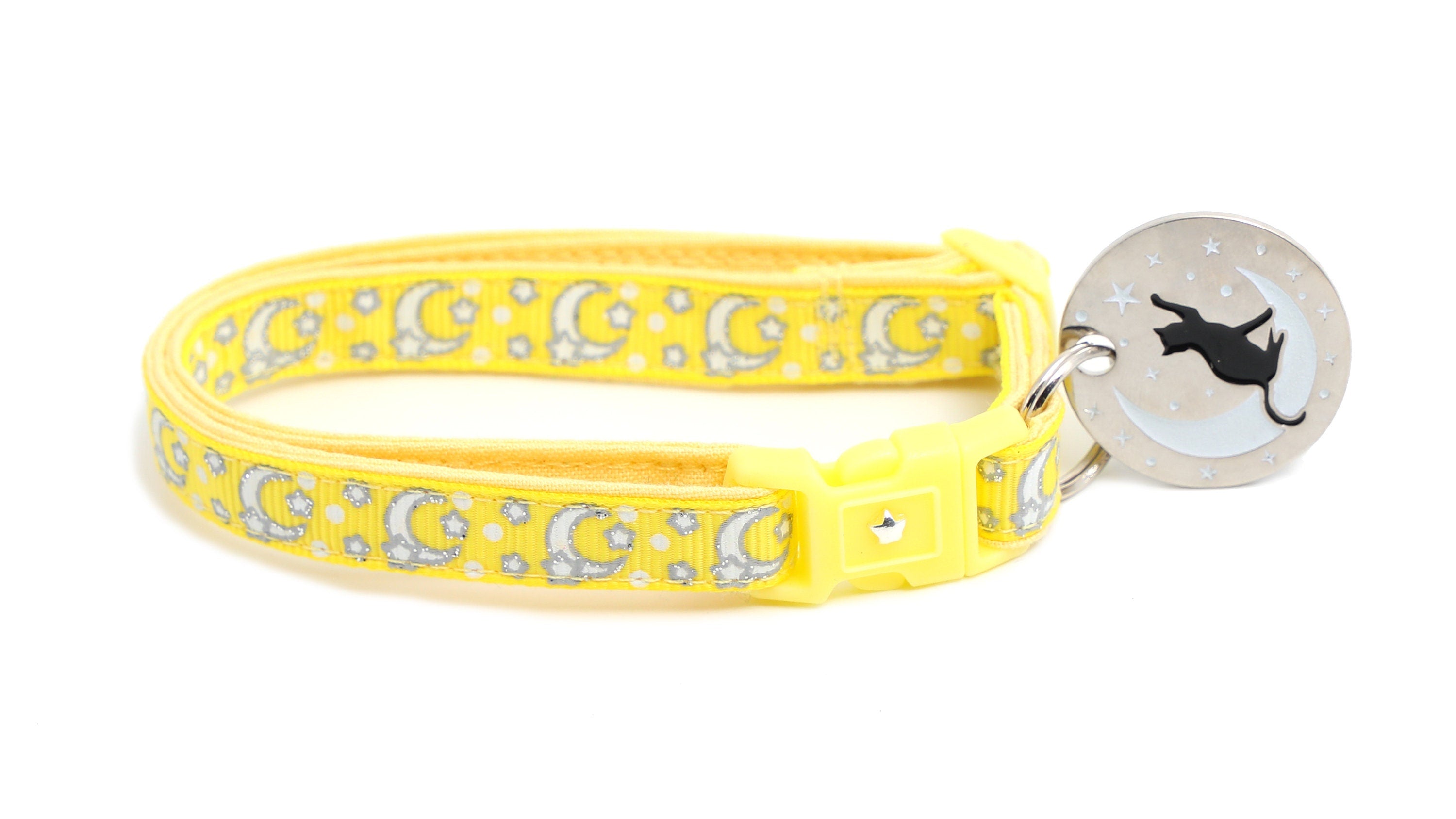 Collier pour chat jaune avec lunes et étoiles argentées