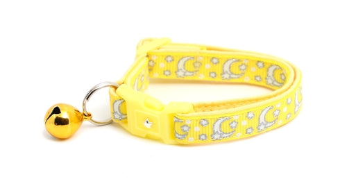 Collier pour chat jaune avec lunes et étoiles argentées