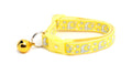 Collier pour chat jaune avec lunes et étoiles argentées
