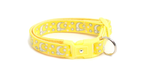 Collier pour chat jaune avec lunes et étoiles argentées