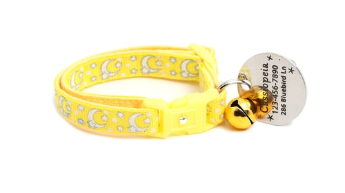 Collier pour chat jaune avec lunes et étoiles argentées