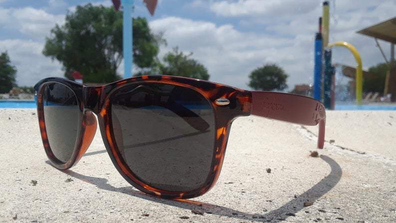 Lunettes de soleil encadrées en bambou rouge pour tortue avec étui en bois, gravées à la main